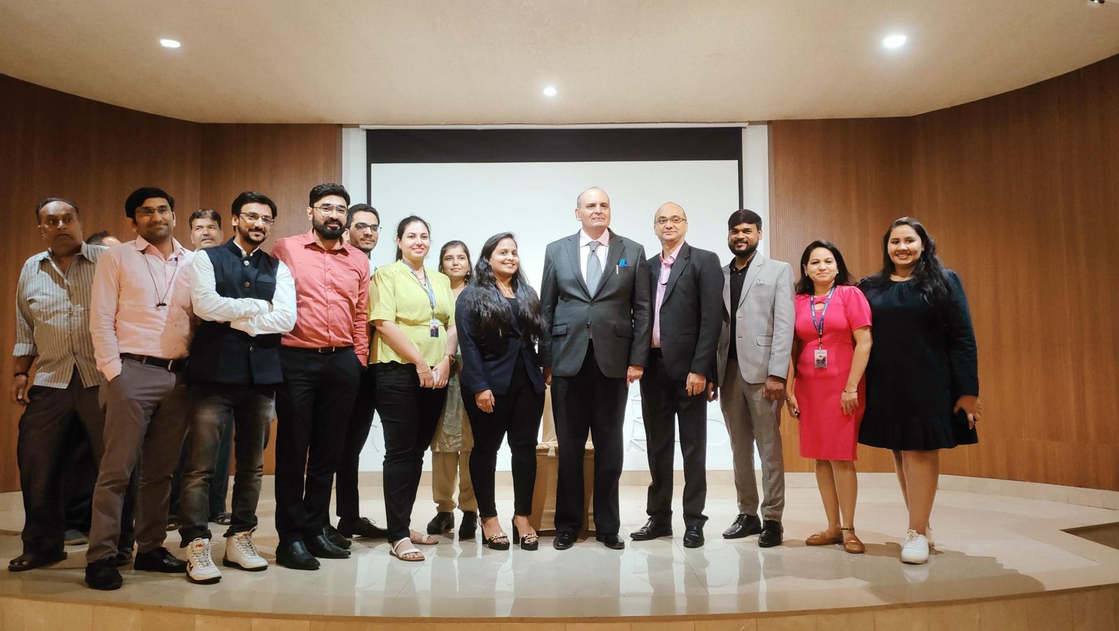 The RS INVESTLINE team, guests and attendees together on stage after the seminar